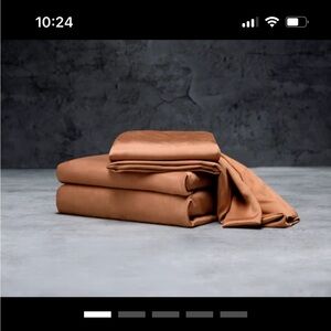 King Size Luxome Sheets. Thermal cooling! Used only a few times.